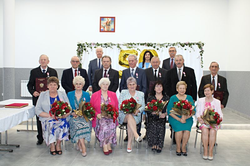 Zdjęcie grupowe przedstawiające Jubilatów uroczystości 50-lecia pożycia małżeńskiego