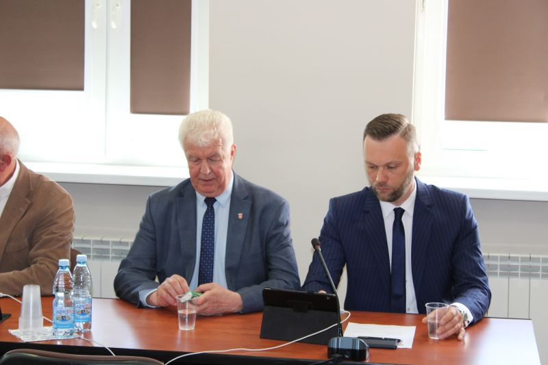 Zdjęcie przedstawiające ustępującego Burmistrza Piotra Wojciechowskiego oraz nowo zaprzysiężonego Burmistrza Rafała...