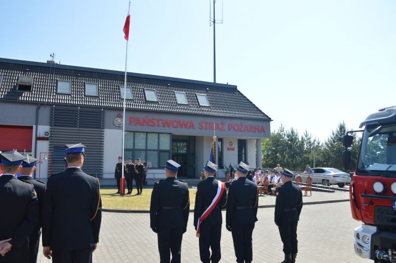 Zdjęcie przedstawia strażaków bioracych udział w uroczystości